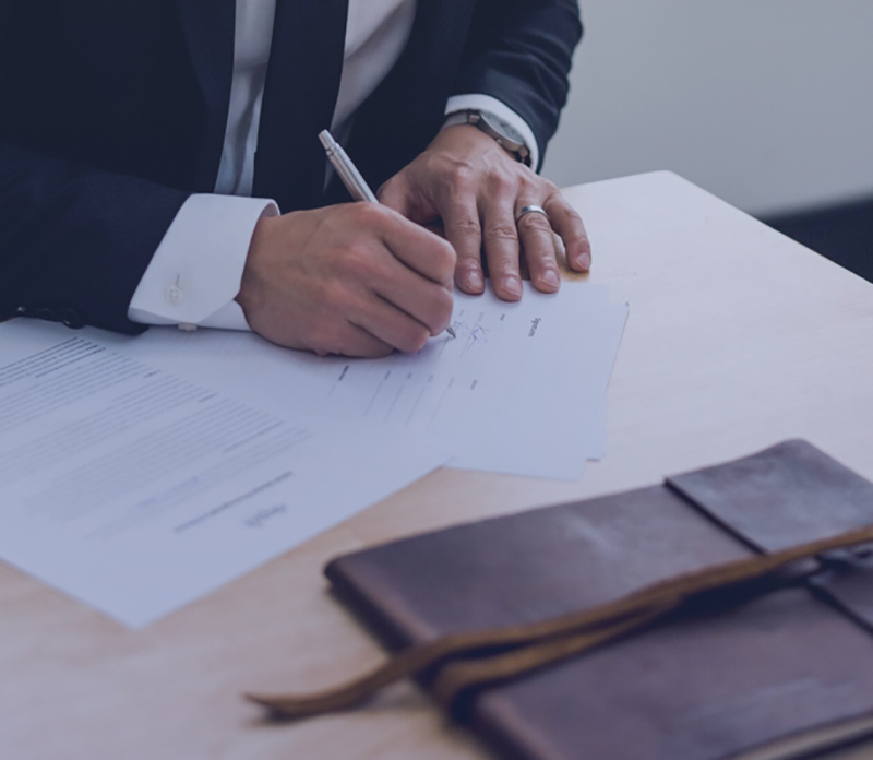 Professionista che firma dei documenti