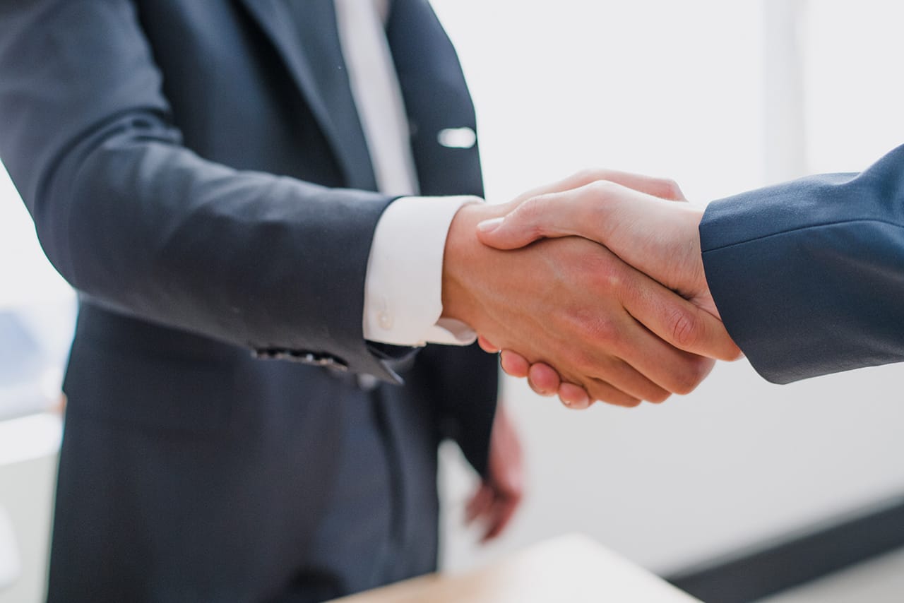 Stretta di mano tra due professionisti